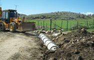 Köylere Hizmet Götürme Birliğinin köy yolları malzemeli bakım çalışmaları ve içme suyu depo onarımları devam ediyor.
